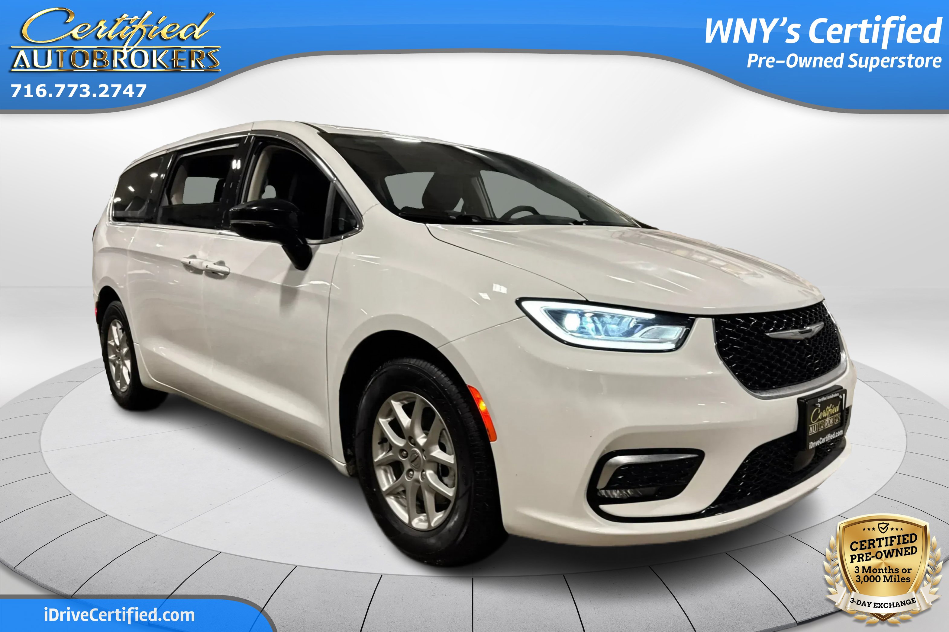 Used 2024 Chrysler Pacifica Touring-L FWD image 3