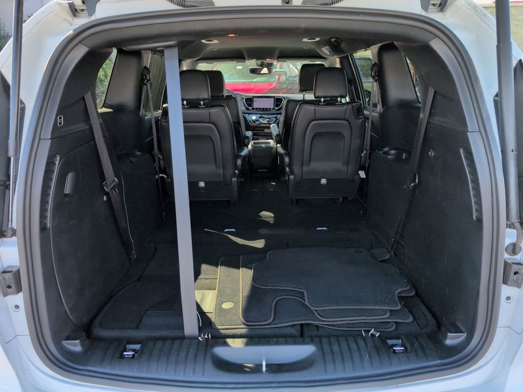 Used 2025 Chrysler Pacifica Select image 28
