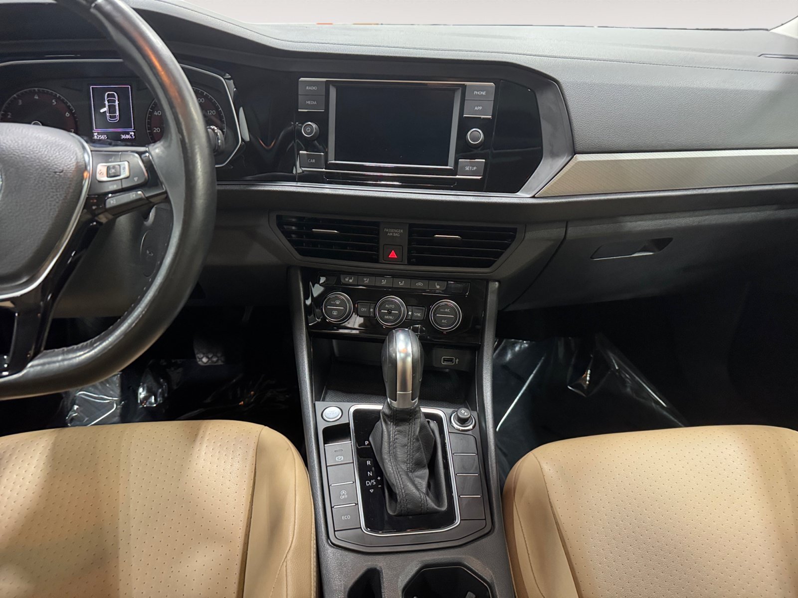 Used 2019 Volkswagen Jetta SE w/ Cold Weather Package FWD image 11