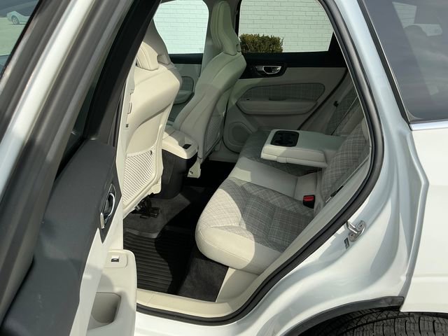 Used 2022 Volvo XC60 B5 Momentum AWD/4WD image 13