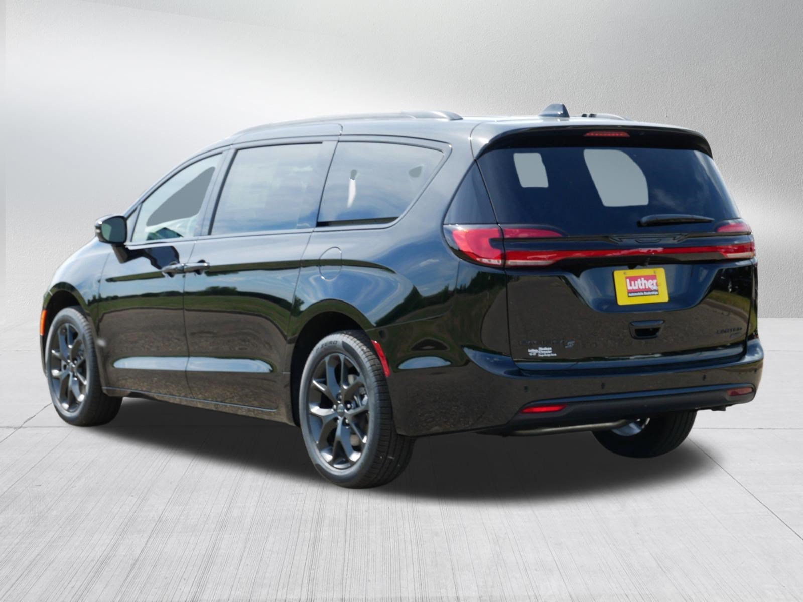 New 2027 Chrysler Pacifica Limited w/ S Appearance Package AWD/4WD image 3