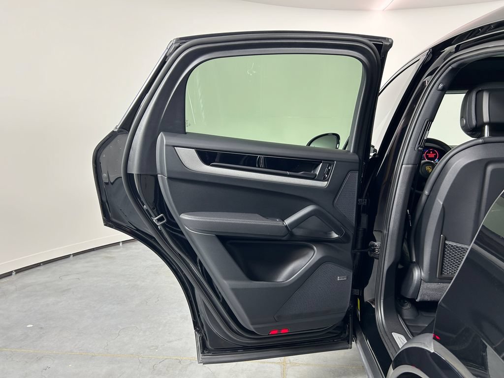 Used 2024 Porsche Cayenne Coupe AWD/4WD image 28