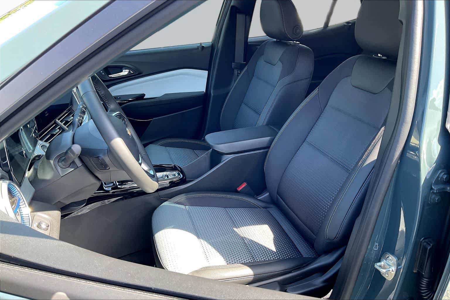 Used 2026 Chevrolet Trax LT w/ LT Convenience Package FWD image 24