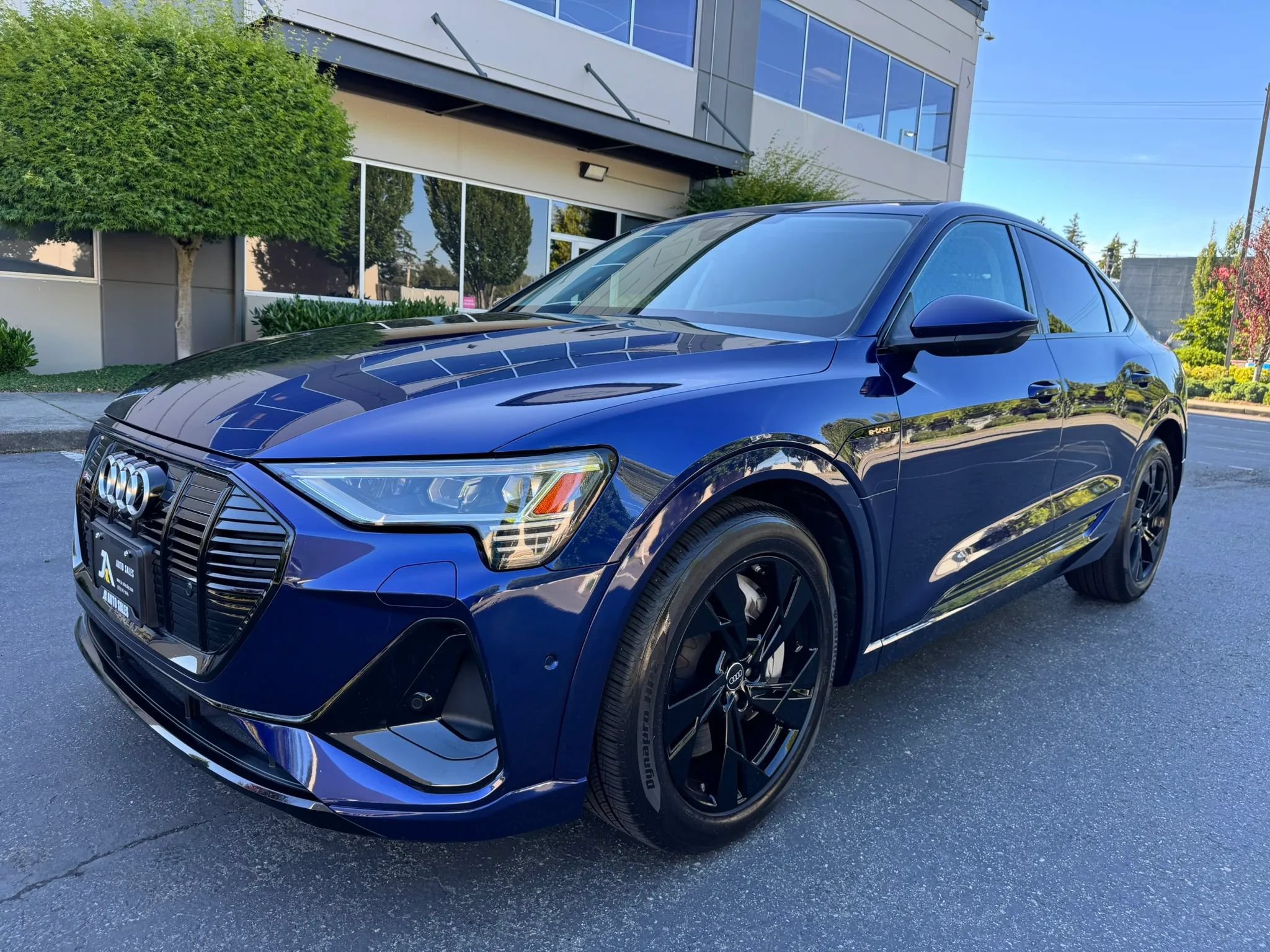 Used 2022 Audi e-tron Premium w/ Convenience Plus Package AWD/4WD image 4