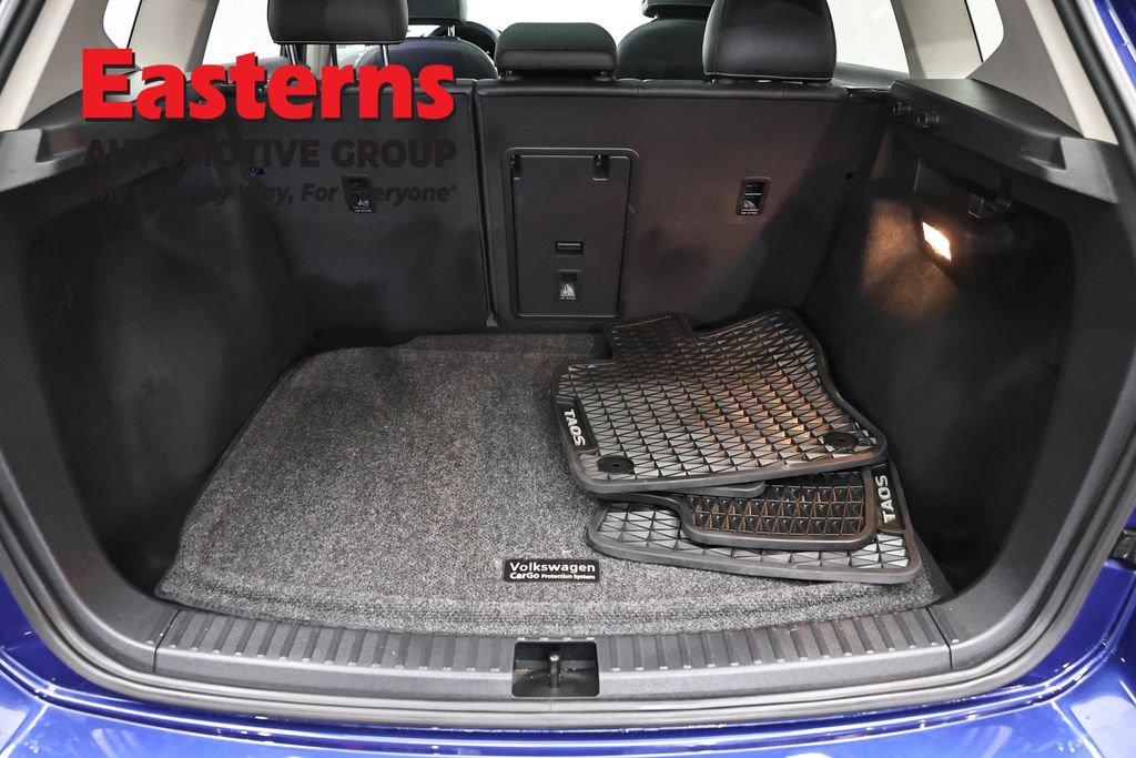 Used 2022 Volkswagen Taos SE w/ Panoramic Sunroof Package FWD image 9