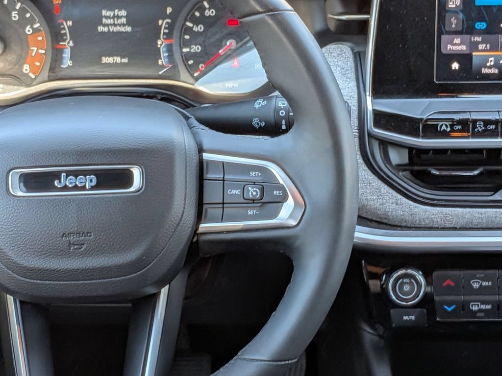 Used 2025 Jeep Compass Latitude w/ Sun & Sound Group AWD/4WD image 18