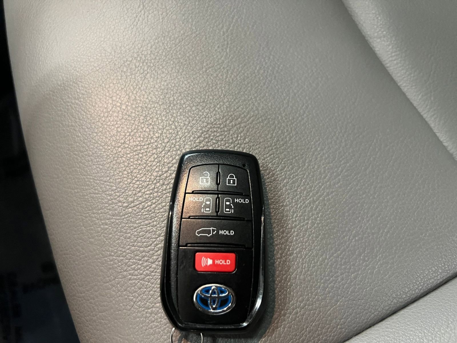 Used 2025 Toyota Sienna XLE image 18