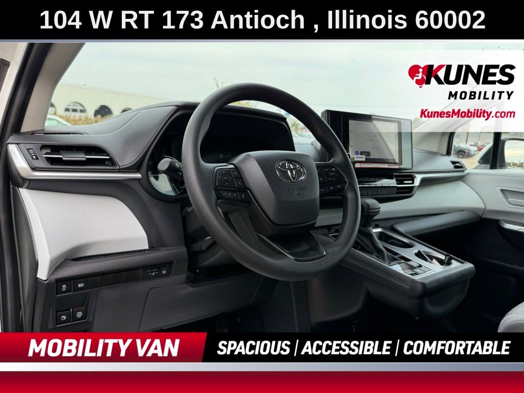 Used 2025 Toyota Sienna LE image 29