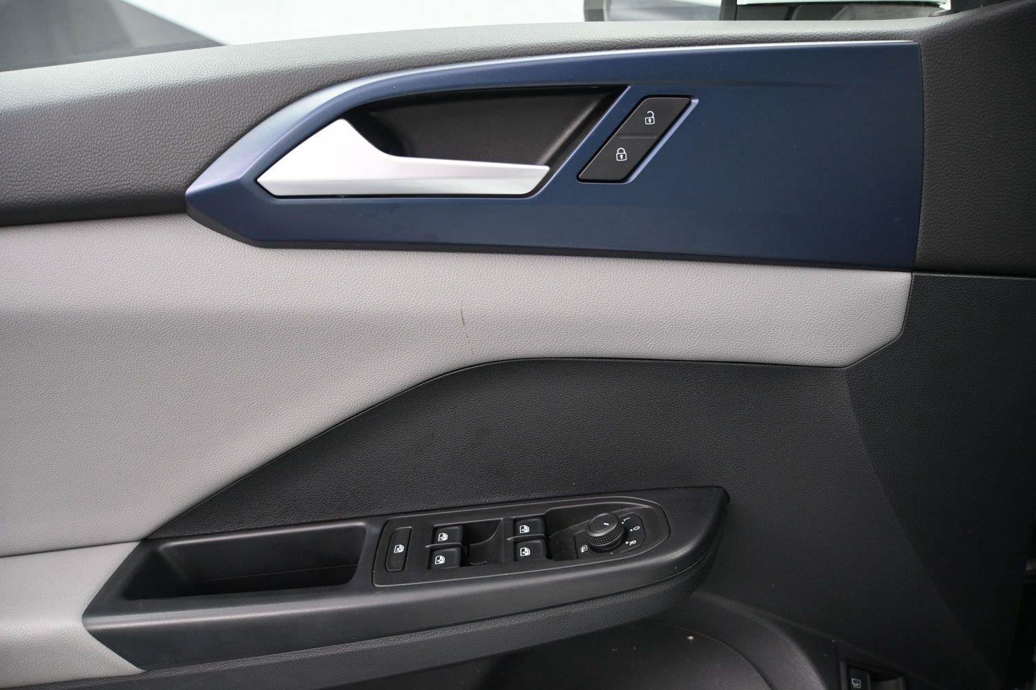 Used 2023 Volkswagen Taos SE w/ Panoramic Sunroof Package FWD image 7