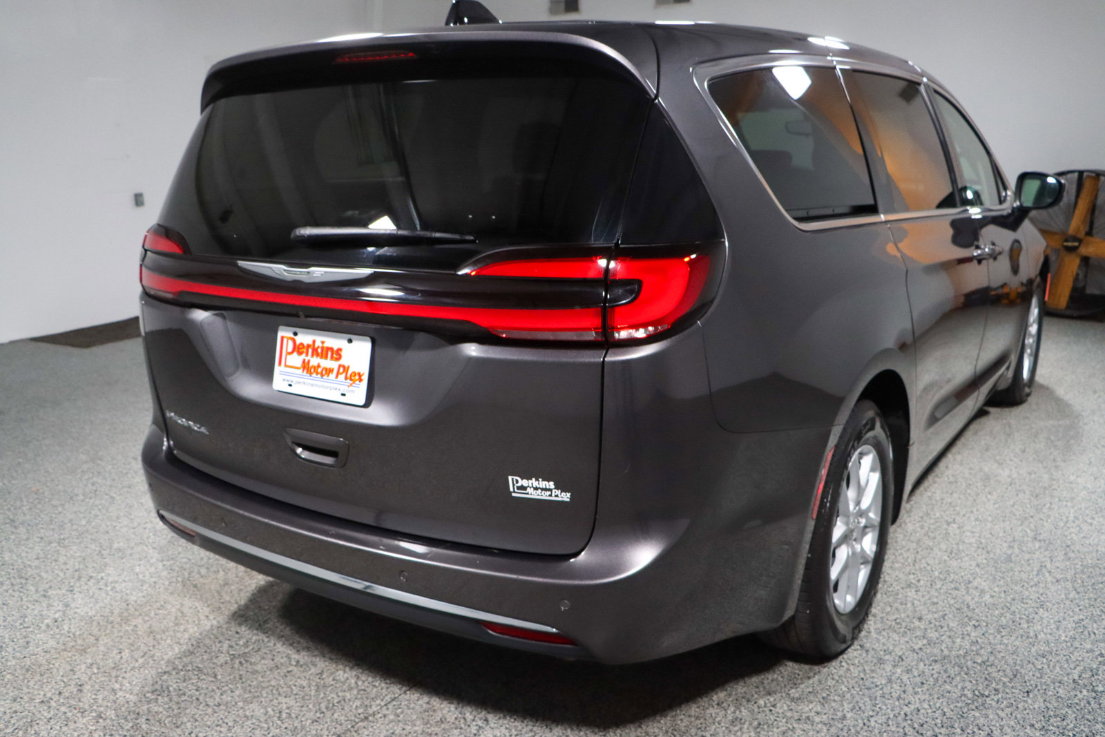 Used 2023 Chrysler Pacifica Touring-L image 7