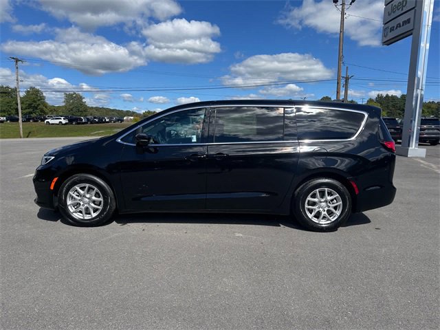 New 2026 Chrysler Pacifica Select image 2