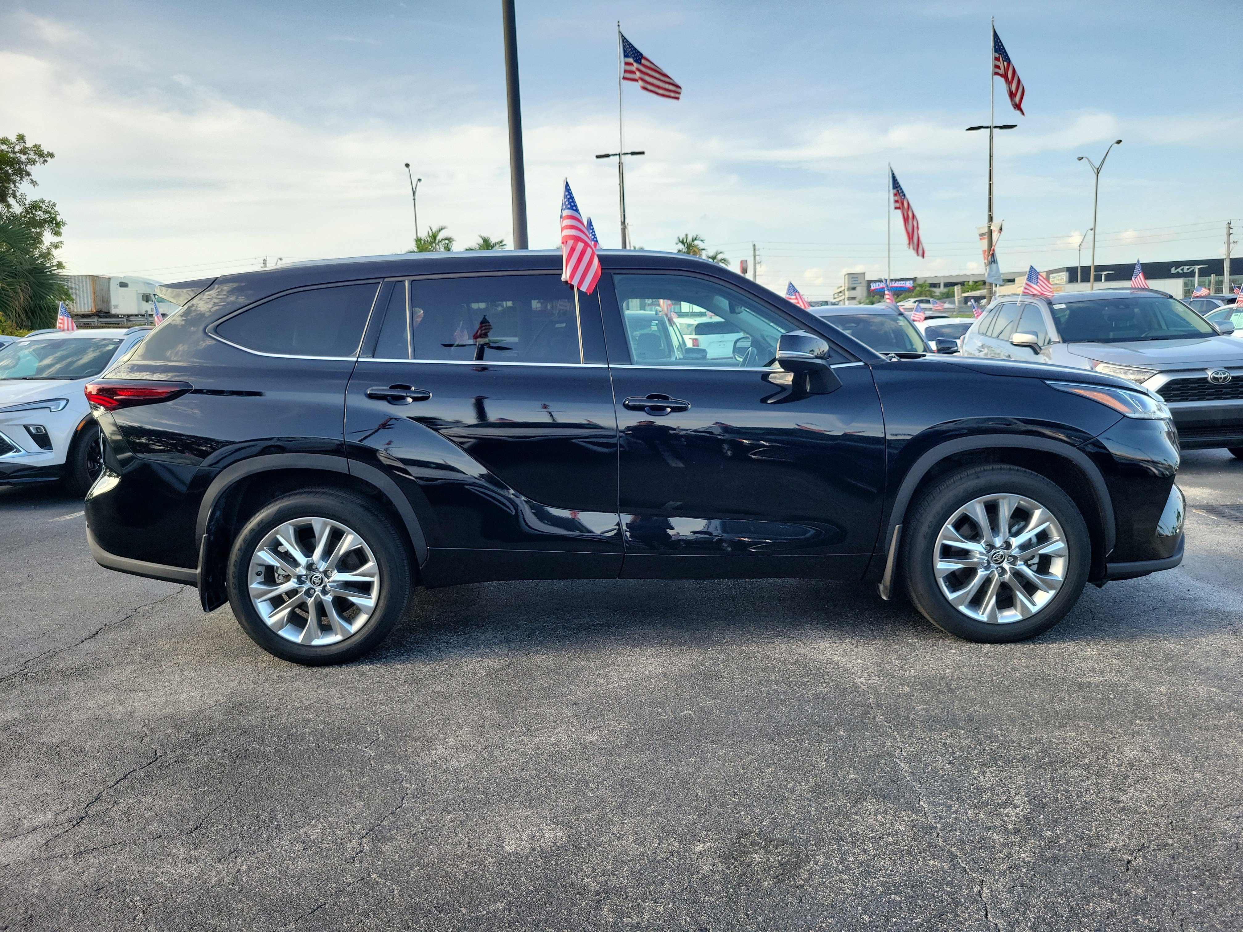 Used 2025 Toyota Highlander Limited FWD image 12