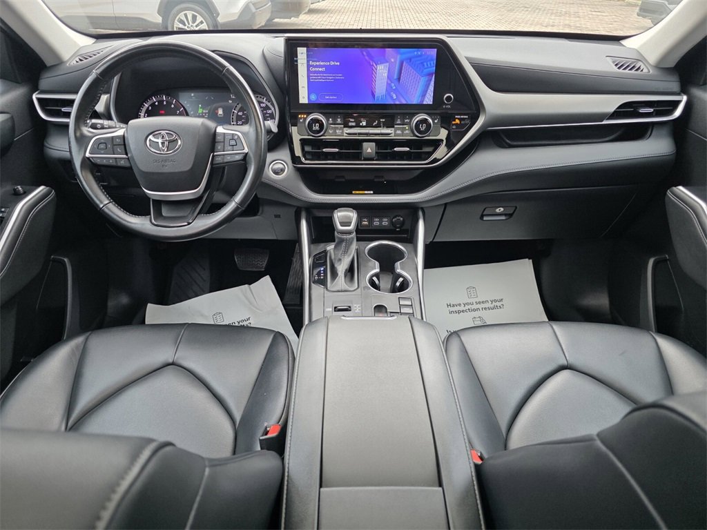 Certified 2024 Toyota Highlander XLE image 5