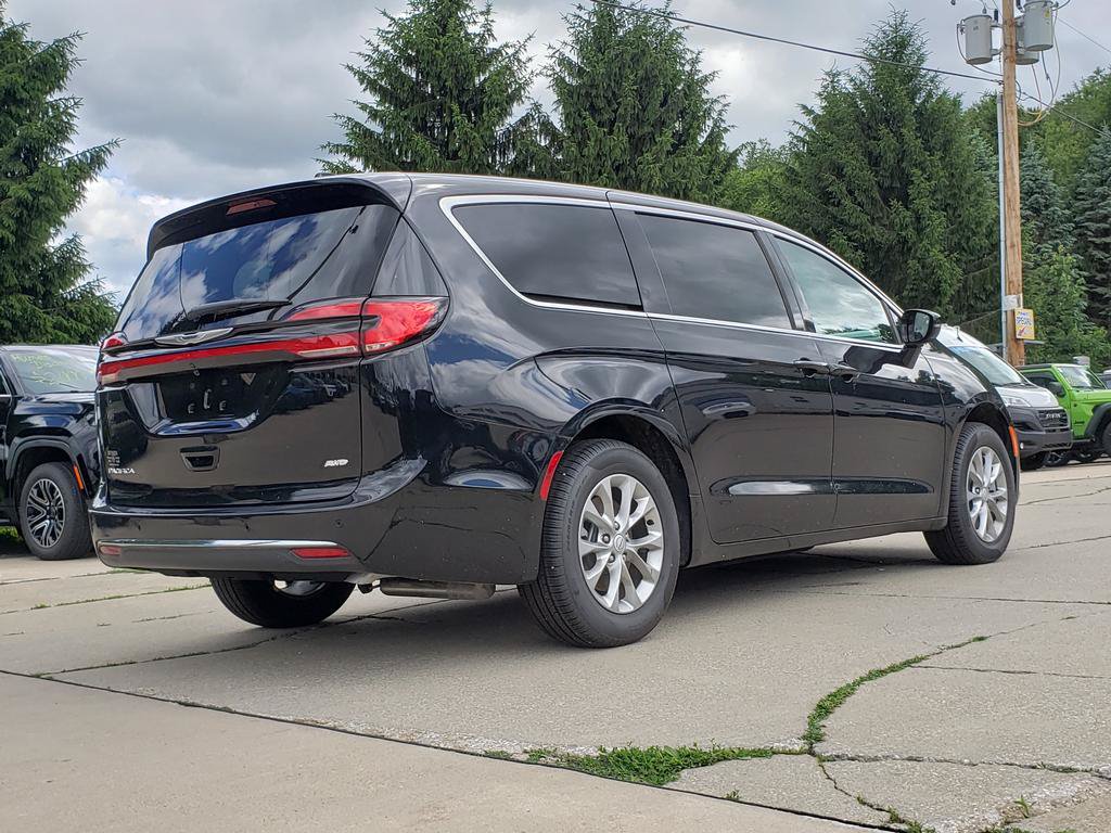 New 2026 Chrysler Pacifica Select AWD/4WD image 3