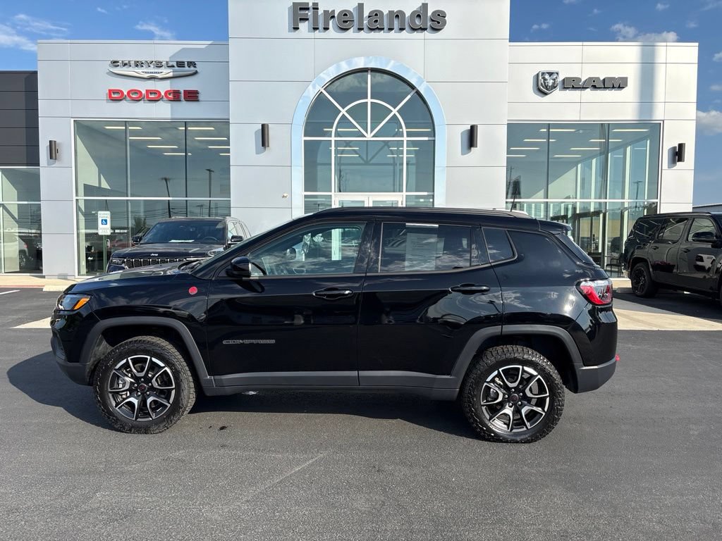 Used 2025 Jeep Compass Trailhawk AWD/4WD image 2