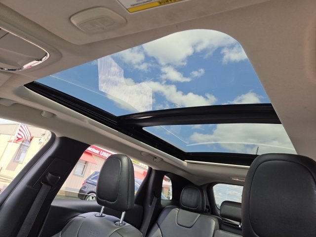 Used 2015 Jeep Cherokee Limited AWD/4WD image 3