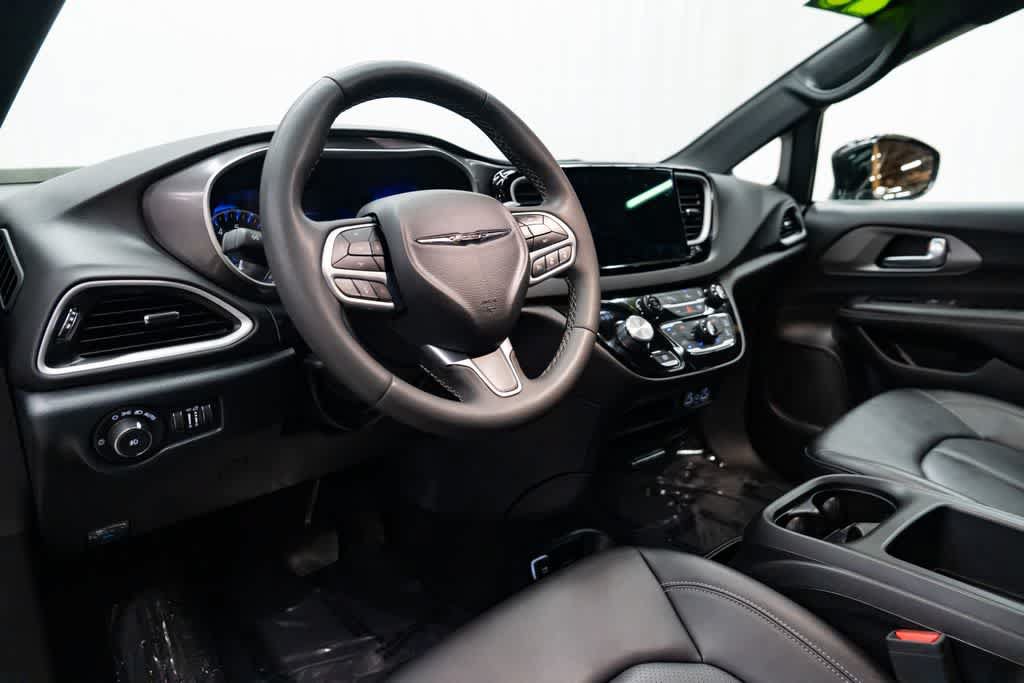 Used 2025 Chrysler Pacifica Select FWD image 24