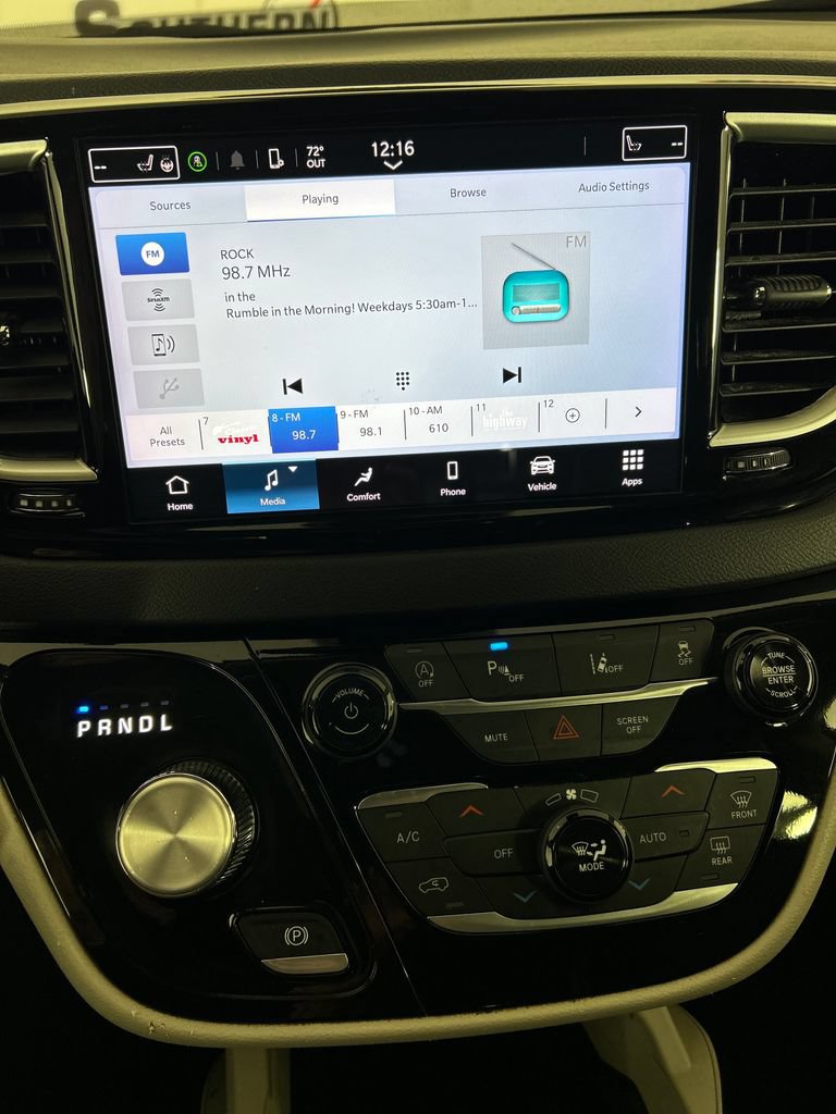 Used 2024 Chrysler Pacifica Touring-L FWD image 13