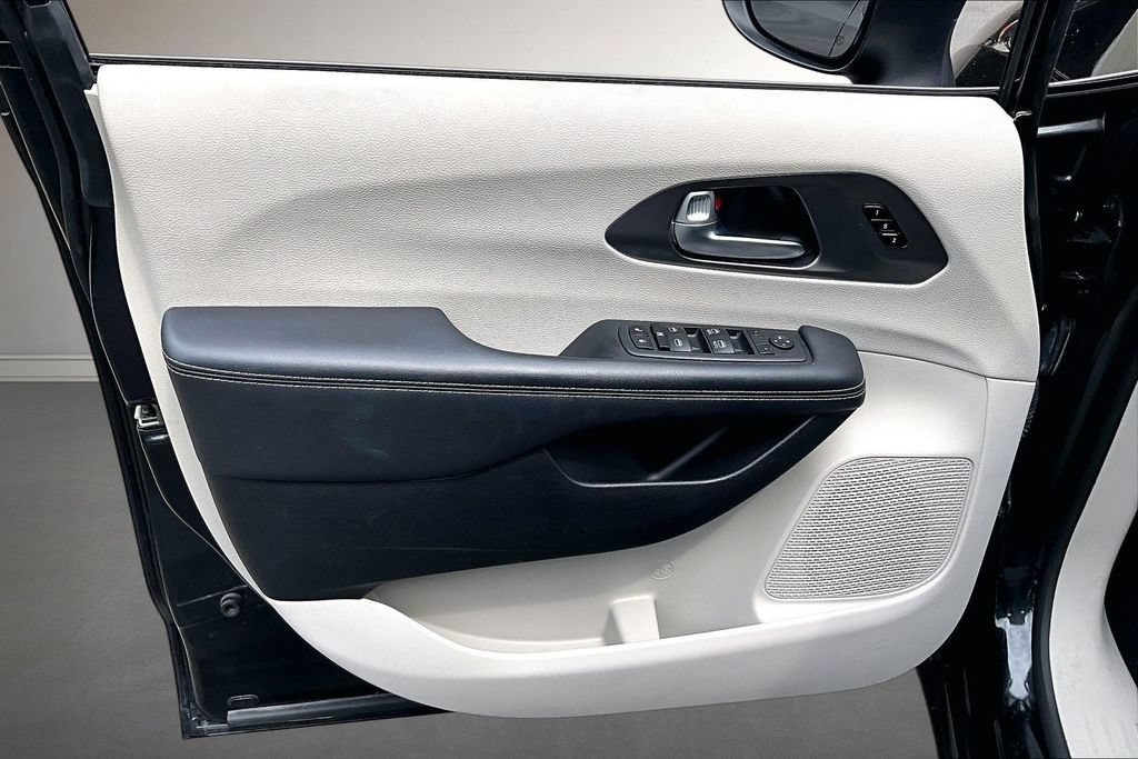 Used 2023 Chrysler Pacifica Touring-L FWD image 20