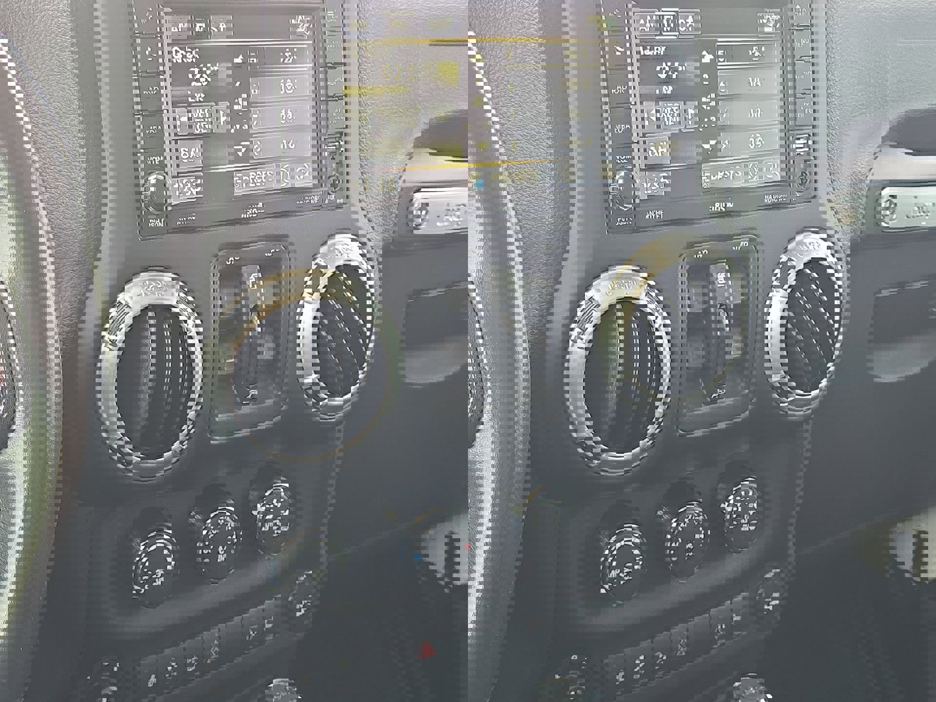 Used 2017 Jeep Wrangler Unlimited Rubicon w/ Connectivity Group image 15