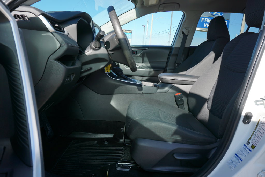 Used 2022 Toyota RAV4 LE AWD/4WD image 16