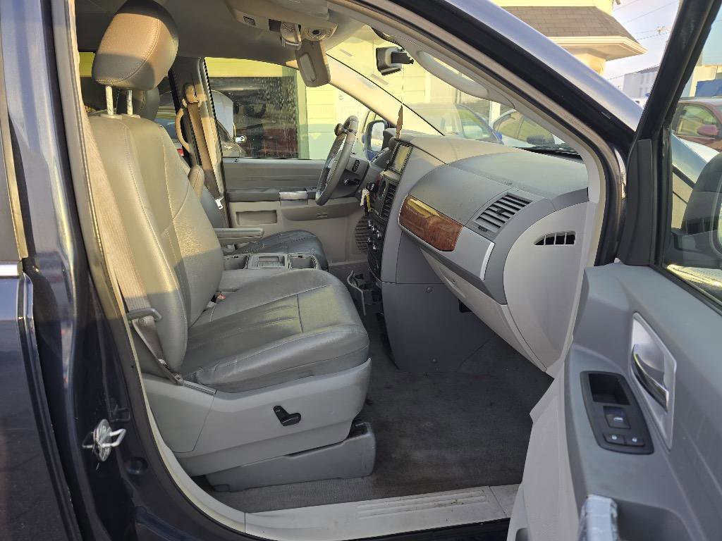 Used 2008 Chrysler Town & Country Touring image 9
