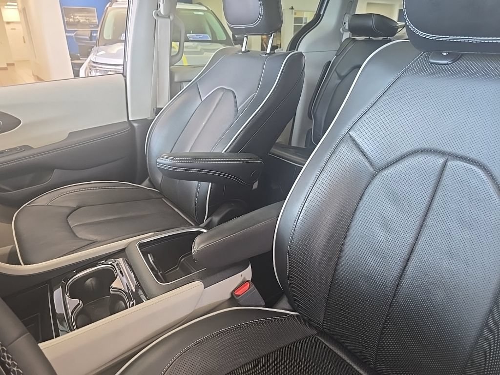 Used 2024 Chrysler Pacifica Limited FWD image 31