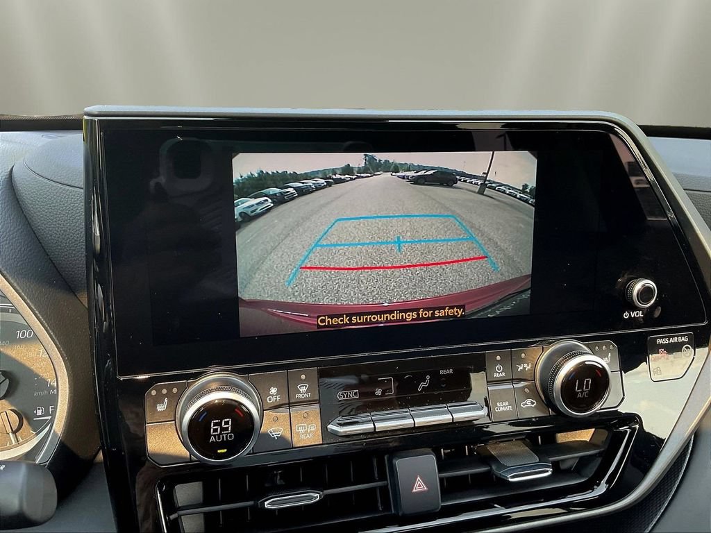 Used 2025 Toyota Highlander XLE FWD image 16