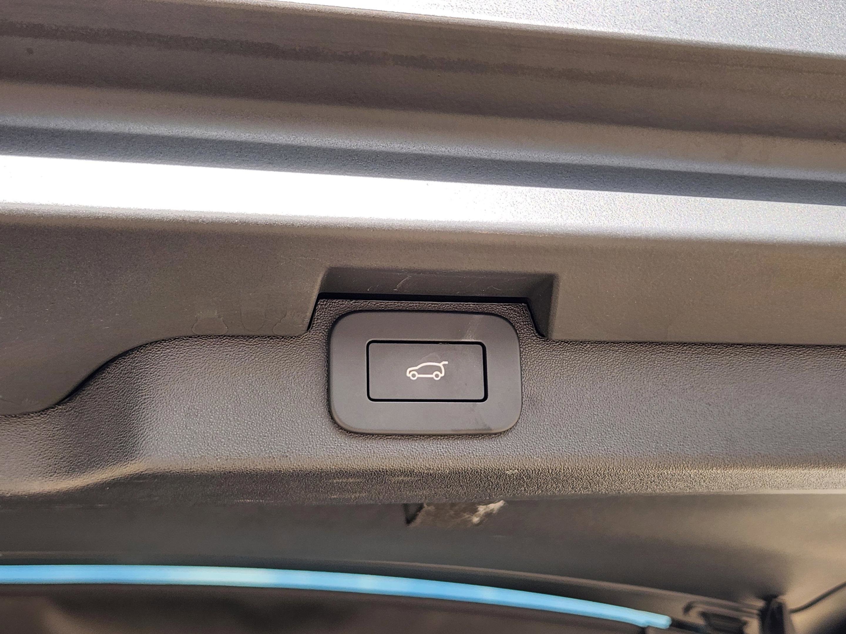 Certified 2025 Land Rover Discovery Dynamic SE image 33