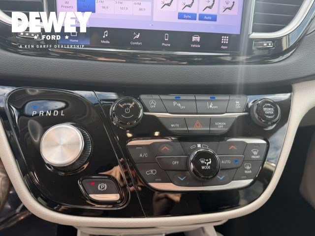 Used 2023 Chrysler Pacifica Touring-L FWD image 18