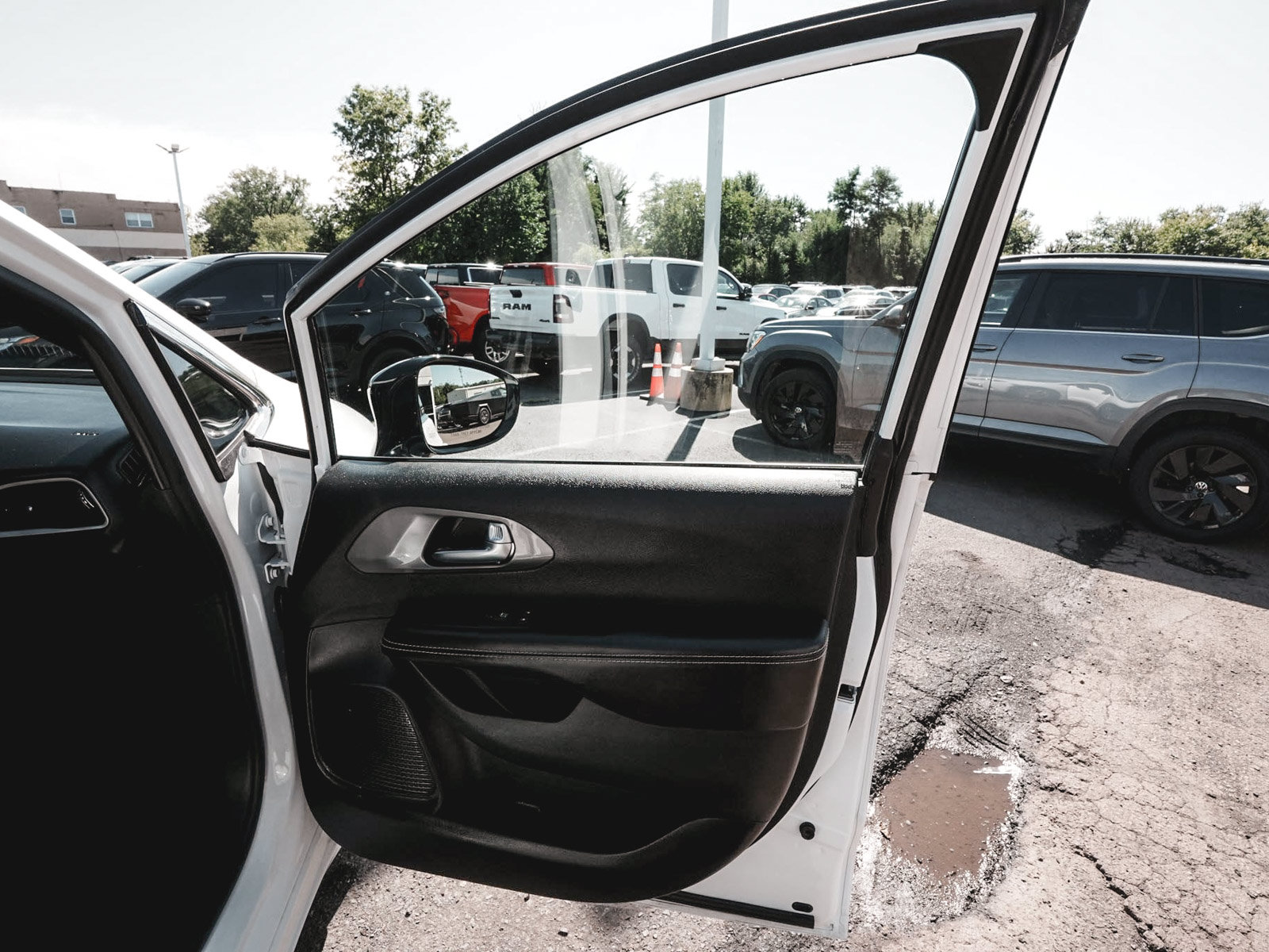 Used 2026 Chrysler Pacifica Select FWD image 13