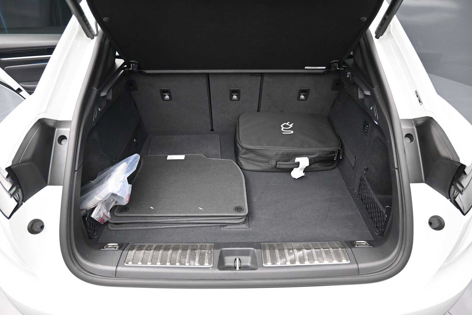 Certified 2025 Porsche Macan Electric RWD image 19