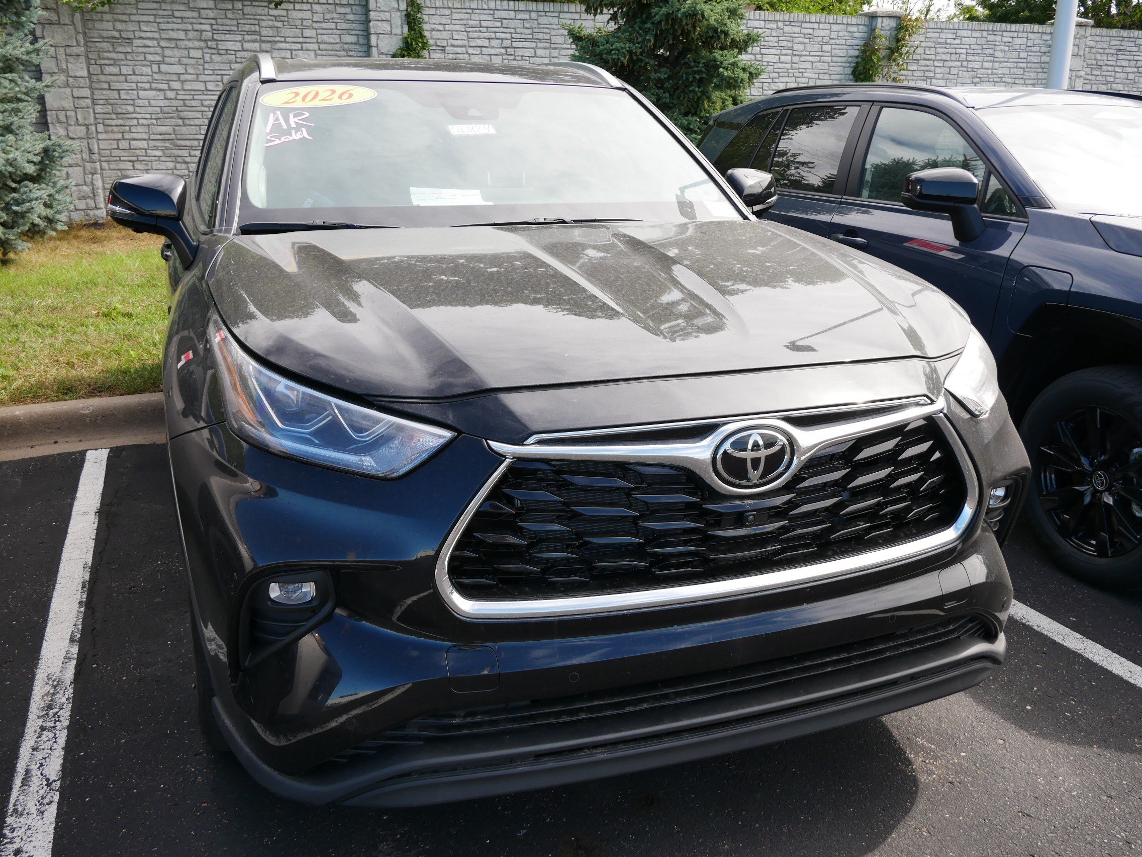 Used 2026 Toyota Highlander Limited AWD/4WD image 3