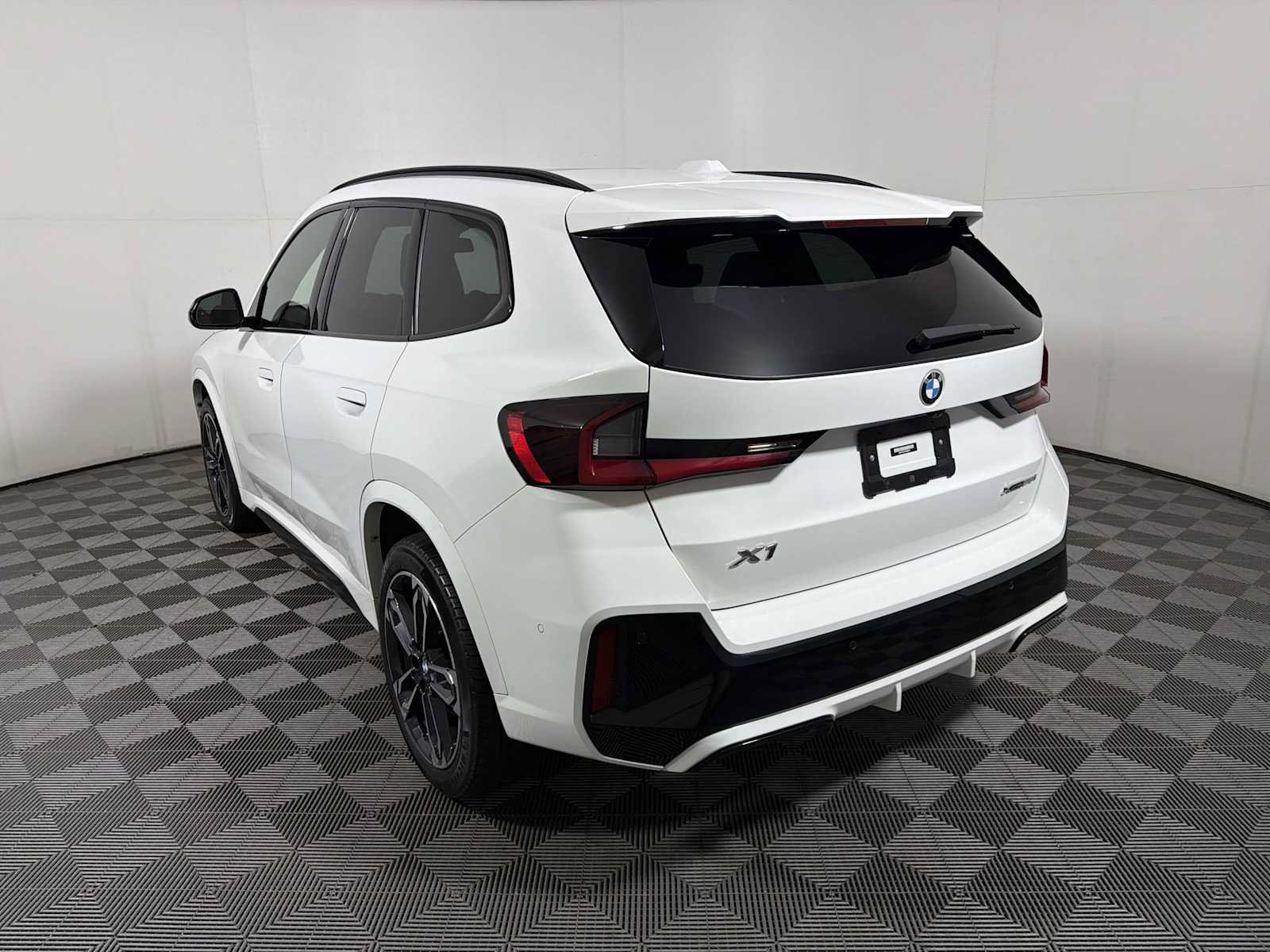 Certified 2023 BMW X1 xDrive28i w/ M Sport Package AWD/4WD image 5