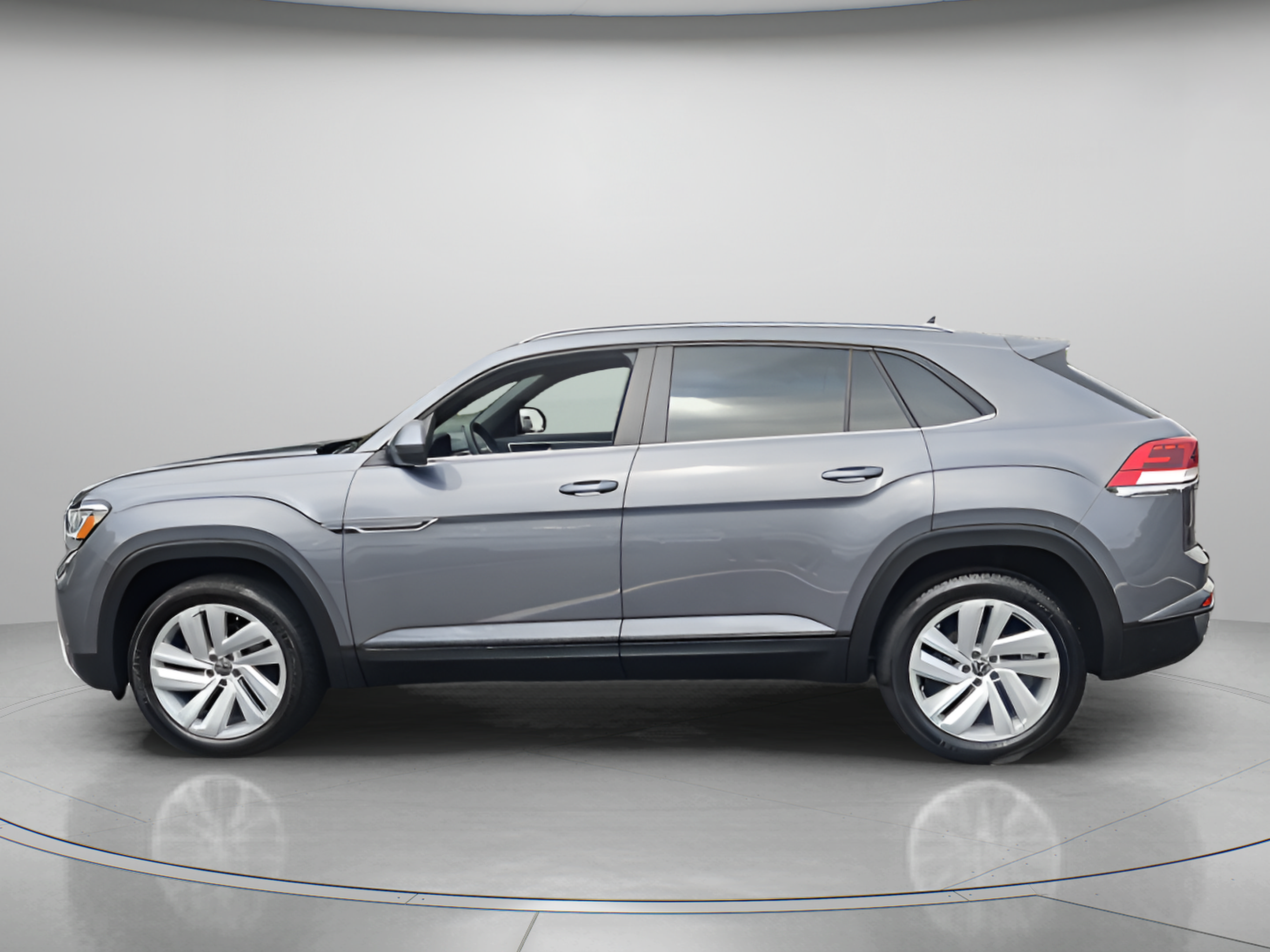 Used 2021 Volkswagen Atlas Cross Sport SE FWD image 2