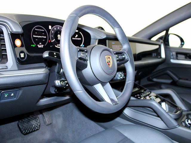 Certified 2024 Porsche Cayenne Coupe image 4