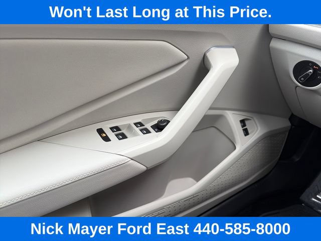 Used 2023 Volkswagen Jetta SE w/ Panoramic Sunroof Package FWD image 32