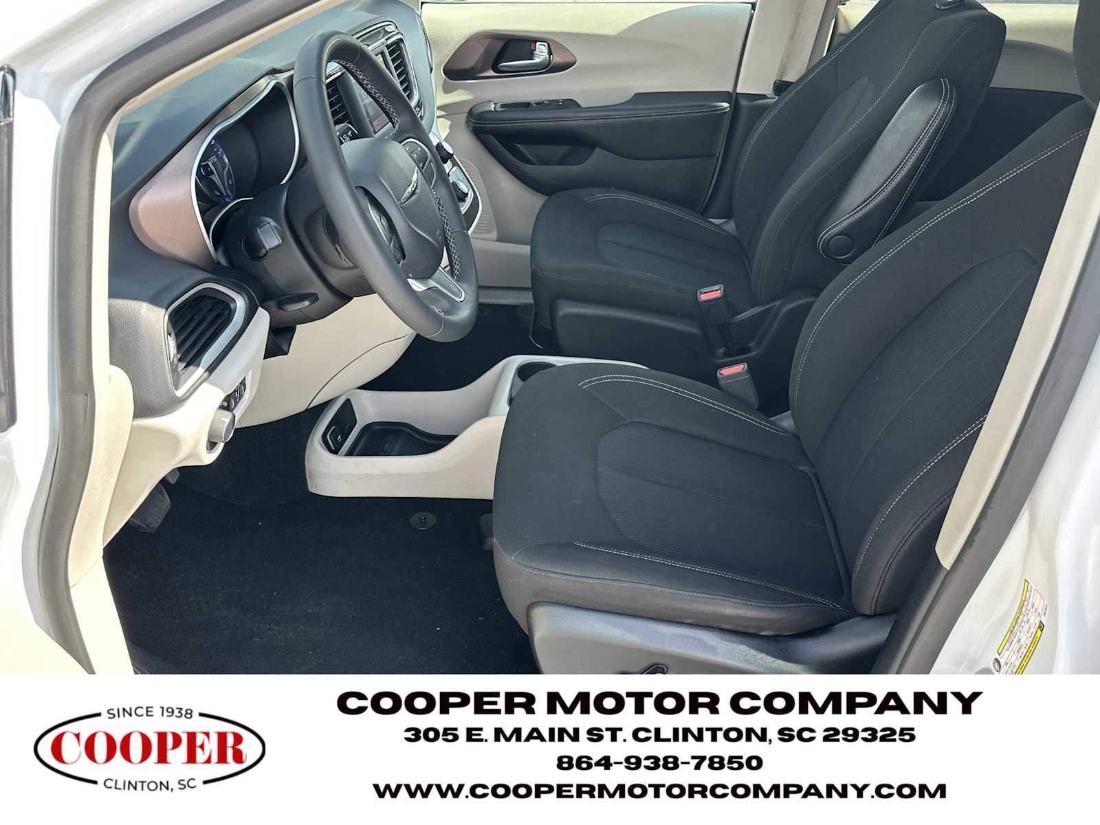 Used 2023 Chrysler Voyager LX image 9