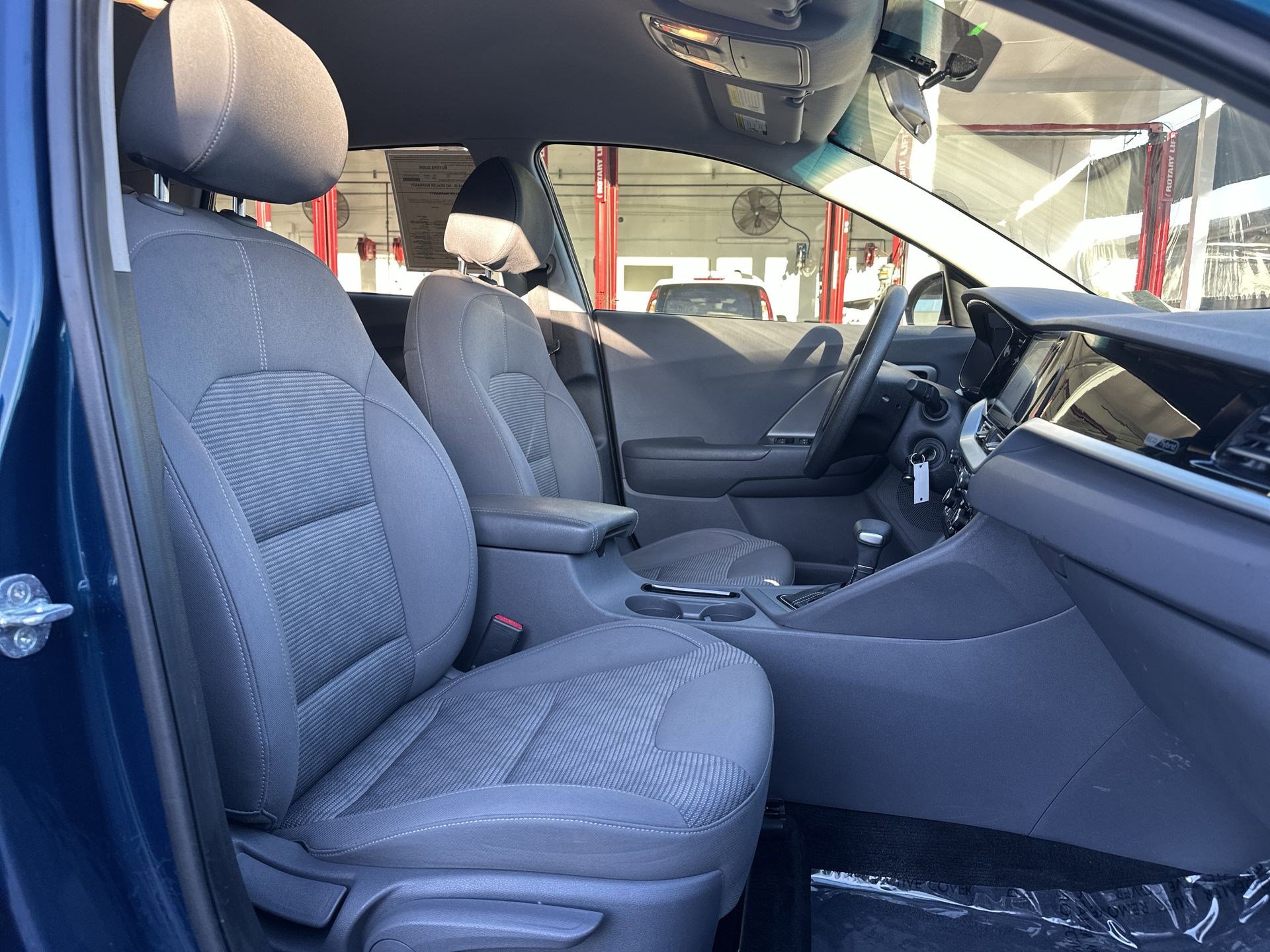 Used 2022 Kia Niro LX image 24