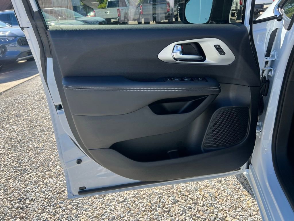 Used 2024 Chrysler Pacifica Limited w/ S Appearance Package image 11