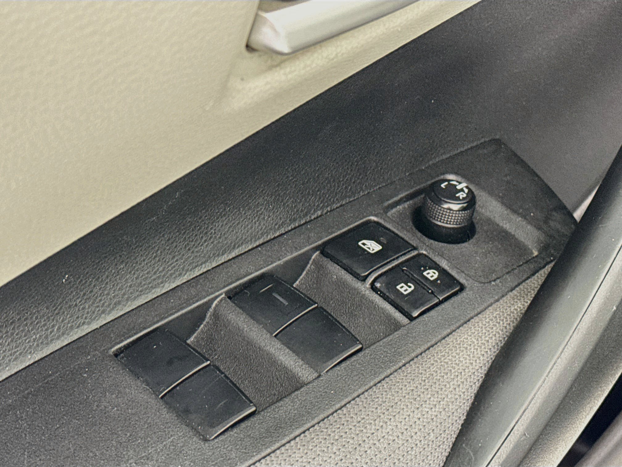 Used 2020 Toyota Corolla LE FWD image 17