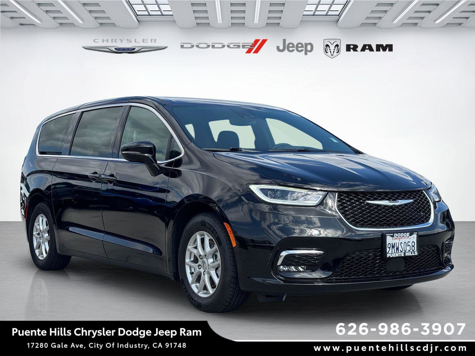Used 2024 Chrysler Pacifica Touring FWD image 1