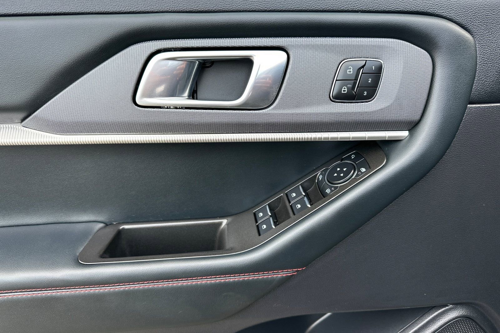 Used 2025 Ford Explorer ST-Line w/ Premium Package image 10