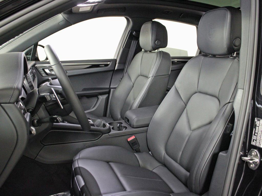 Certified 2025 Porsche Macan image 5