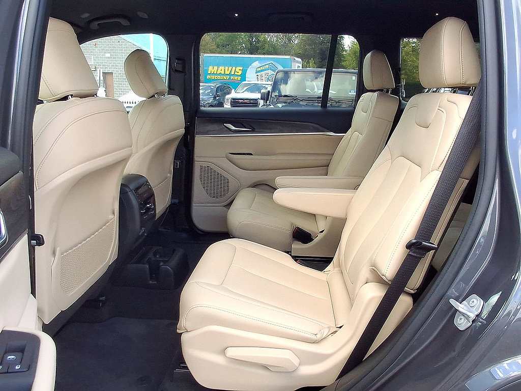 Used 2025 Jeep Grand Cherokee L Limited AWD/4WD image 26