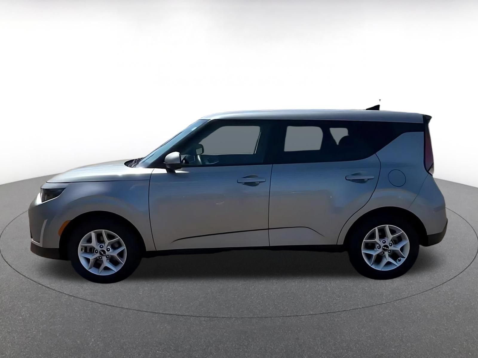 Used 2025 Kia Soul LX w/ LX Technology Package FWD image 9