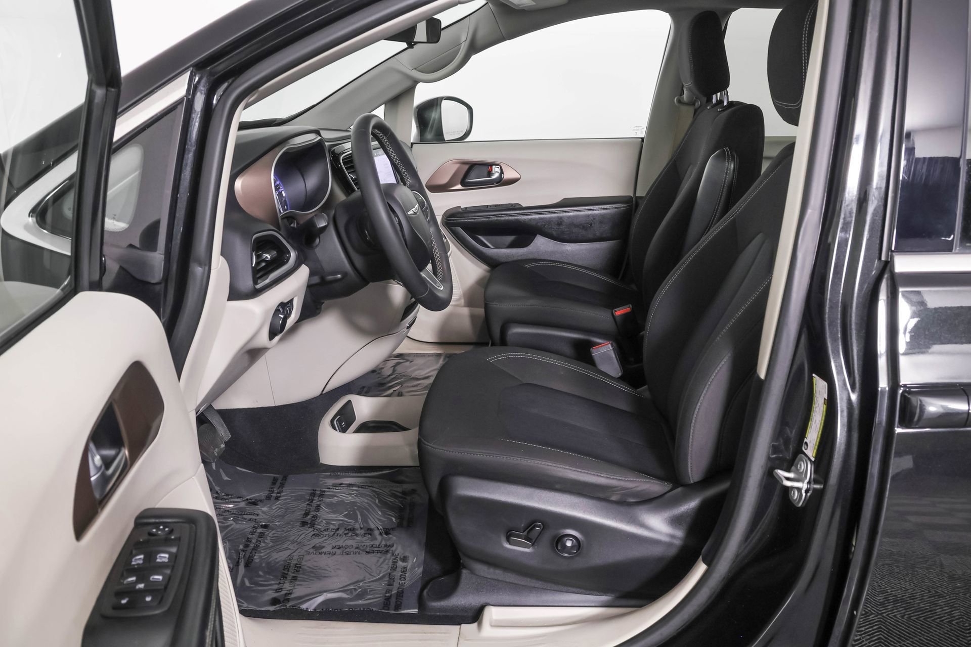 Used 2022 Chrysler Voyager LX image 7