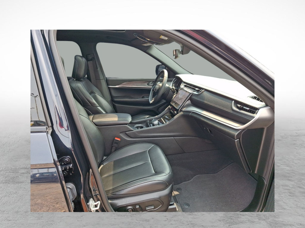Used 2024 Jeep Grand Cherokee Limited w/ Black Appearance Package AWD/4WD image 11