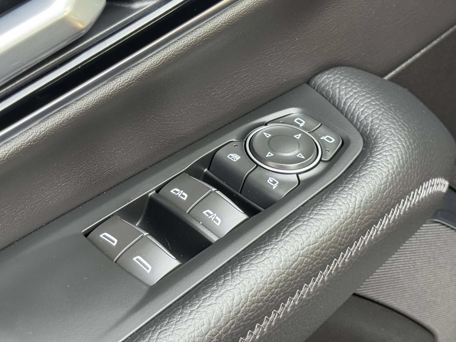 Used 2025 GMC Yukon Denali AWD/4WD image 15