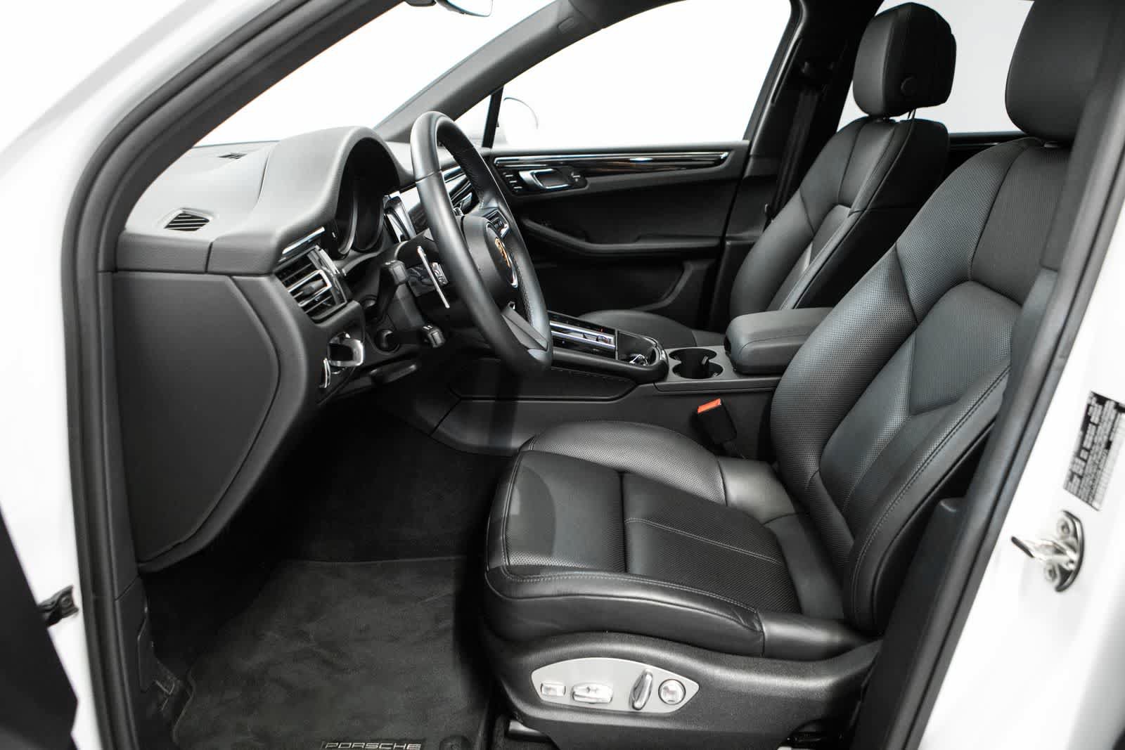 Certified 2025 Porsche Macan AWD/4WD image 18